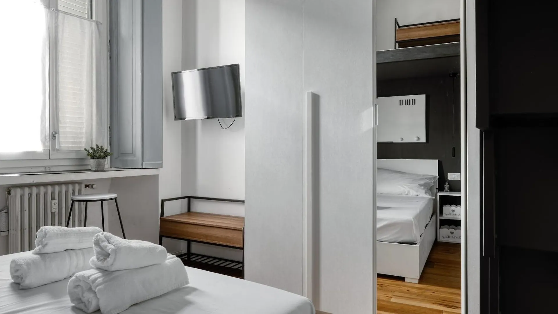 Ideal Rent - Farini 74 Mediolan 0*,  Włochy
