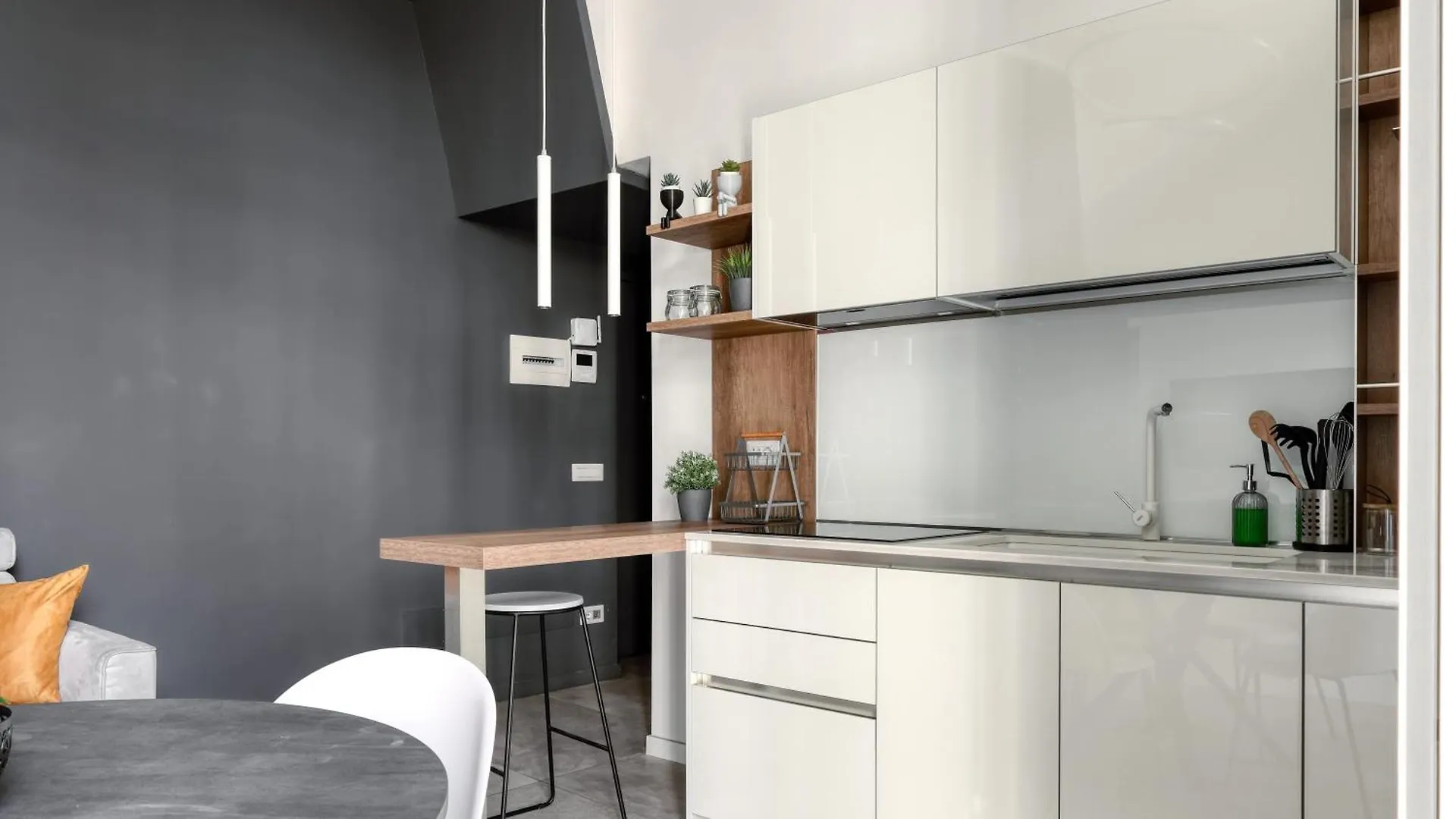 Ideal Rent - Farini 74 Mediolan 0*,